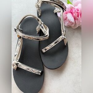 Teva Sandals SZ 10 W Black & White Chevron Design Flats Hoop & Loop Hiking Logo